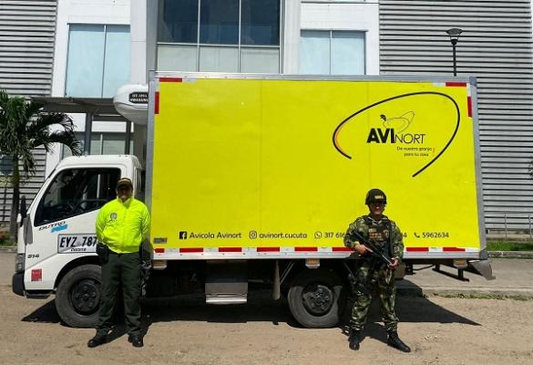 Se encontraba abandonado sobre una trocha y tapado con ramas