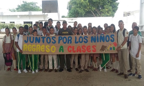 Con actividades de prevención la Policía Nacional da la bienvenida a clases a estudiantes en Córdoba.