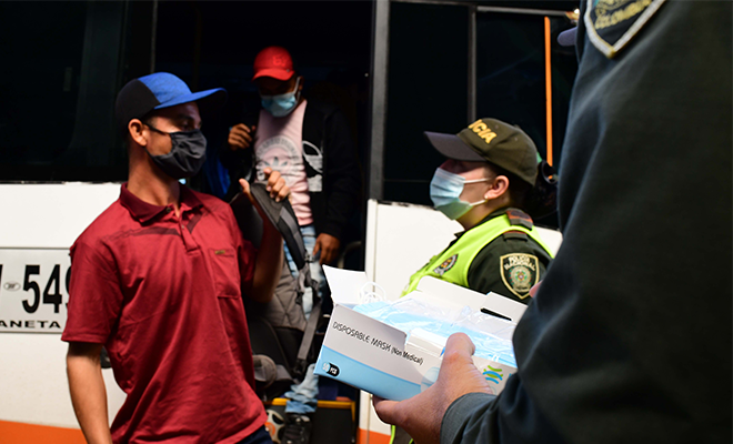 Policías entregan recomendaciones y tapabocas en lugares de mayor afluencia de ciudadanos en Medellín