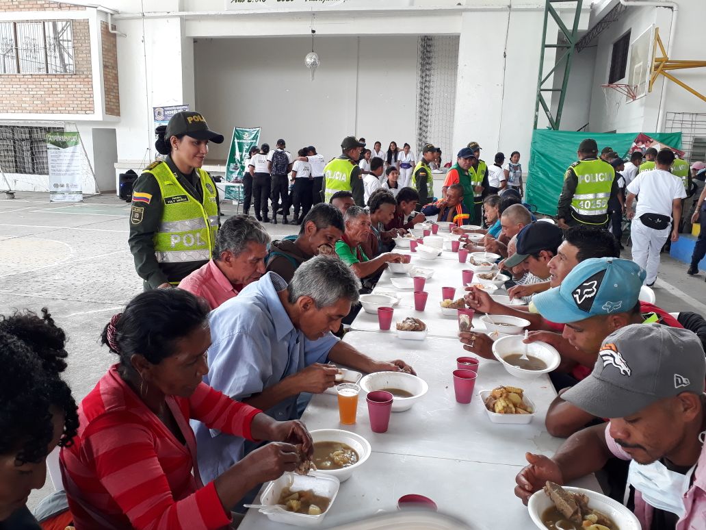 en el polideportivo del barrio La Esmeralda, se logró que 80 personas se beneficiaran de un almuerzo