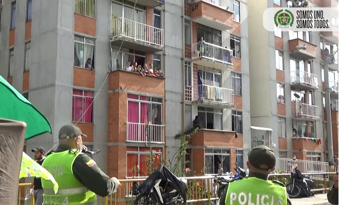 Momento de la obra de títeres en barrio Robledo de Medellín
