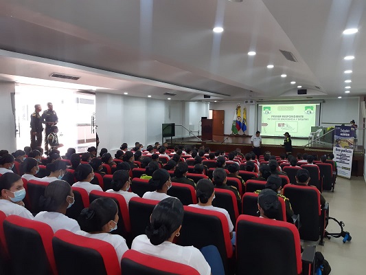 Capacitación al personal de estudiantes y profesionales de Policía