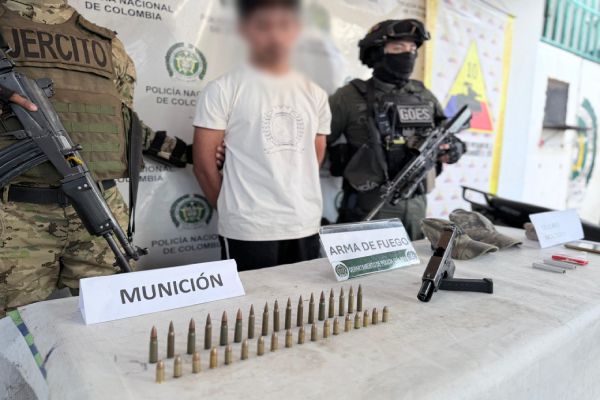 Un Policía, un soldado de ejercito, Un capturado y elementos incautados