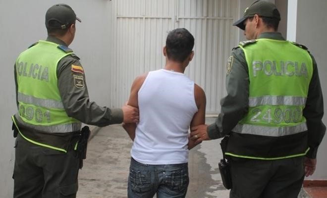 Un celular y dos canecas de pintura, elementos recuperados por la Policía Nacional