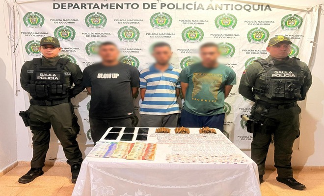 Seis personas fueron capturadas en operativos simultáneos en cinco municipios; también se incautó droga, celulares y dinero en efectivo.