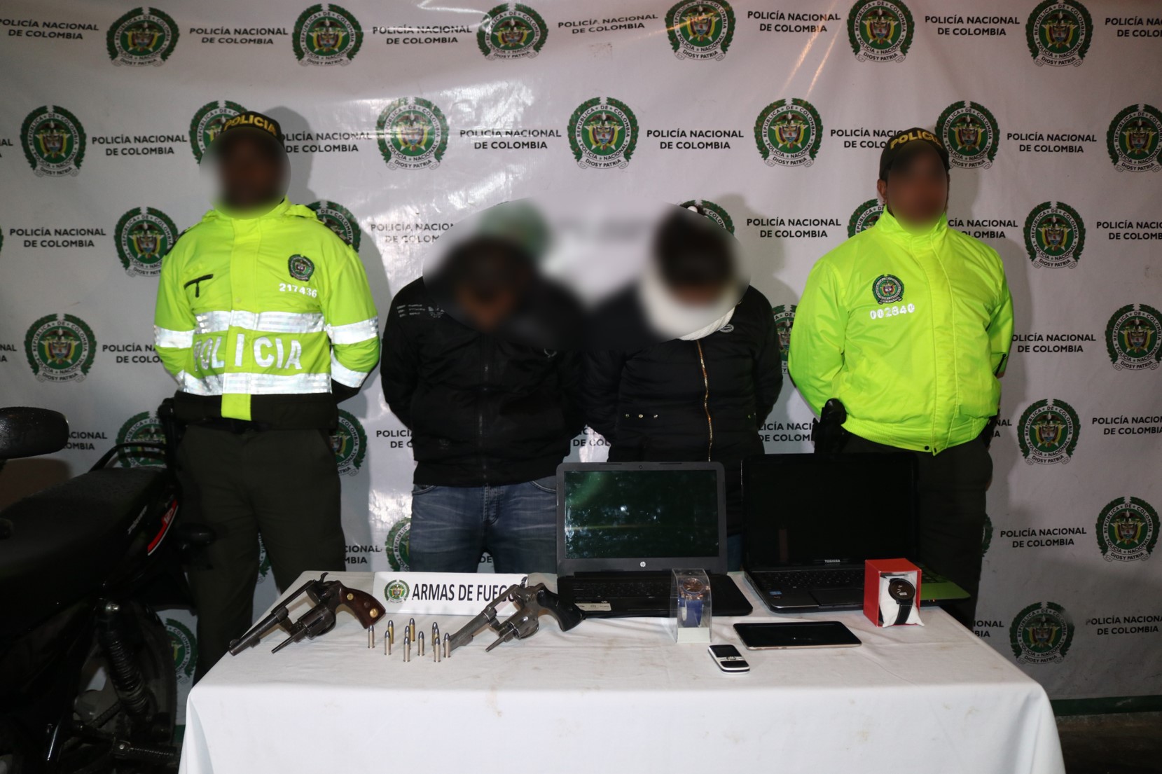 se movilizaban en motocicleta con los elementos hurtados y dos armas de fuego   