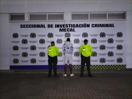 Persona capturada-policías custodiando 