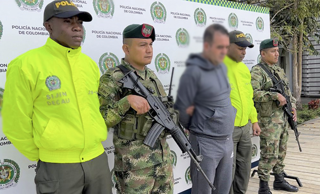 Persona capturada-policías custodiando