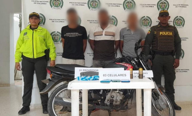 Personas capturadas-policías custodiando-elementos incautados