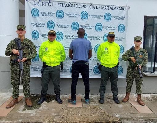 Persona capturada-policías custodiando