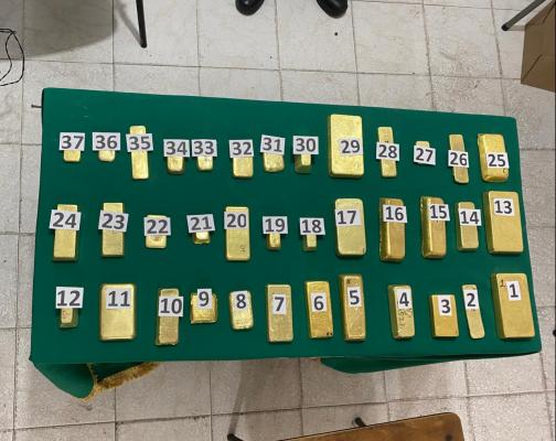 Fue capturado transportando lingotes de oro camuflado en una camioneta