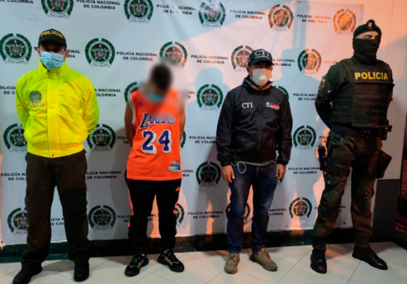 personas capturadas-policías custodiando