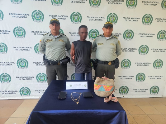 La policía captura en flagrancia a presunto delincuente con prendas de oro hurtadas a turistas