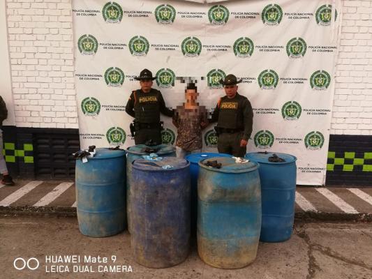 Personas capturadas-policías custodiando