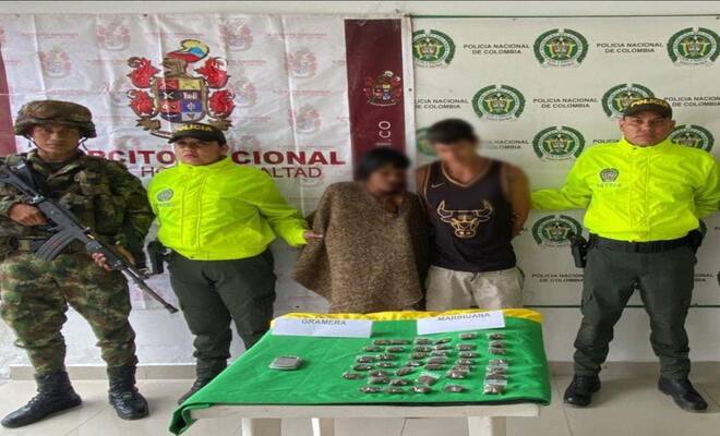 Personas capturadas-policías custodiando-elementos incautados