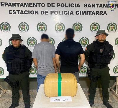 Personas capturadas-policías custodiando- marihuana incautada