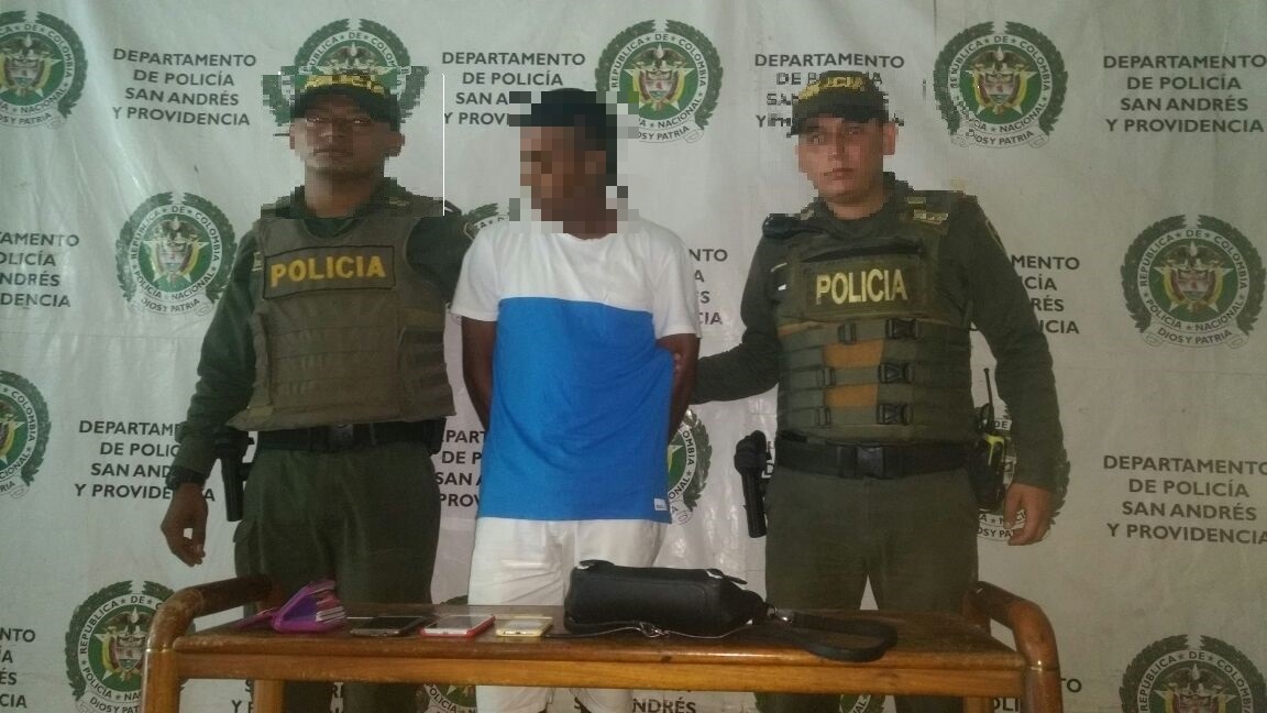 Policía captura un hombre por hurto y recupera elementos.