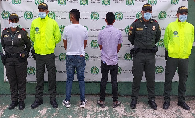 Dos capturados-policías custodiando