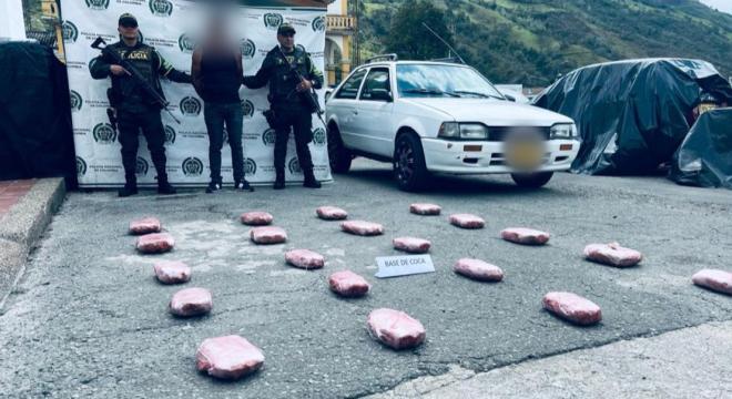 30 kilos de este estupefaciente eran transportados en un vehículo de servicio particular.