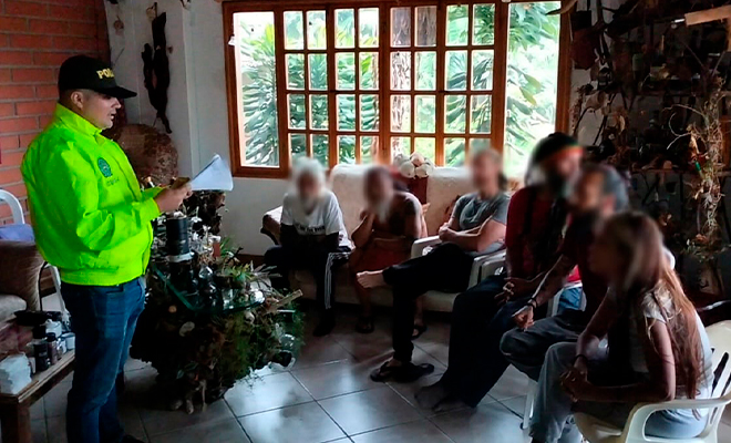 Utilizaba bebedizos que suministraba a cada una de sus víctimas para tomar el control de ellas y manipularlas.