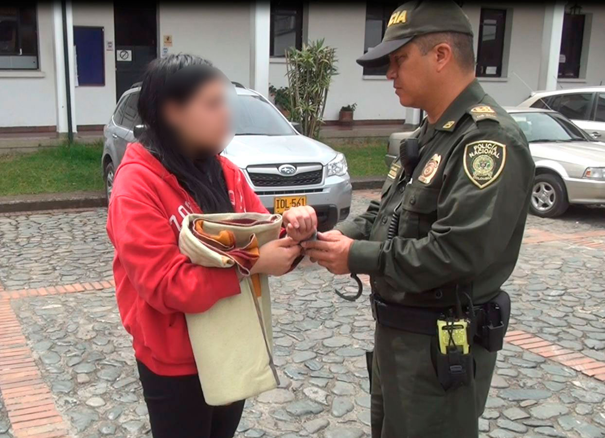  Gracias a esa labor, a la mujer le fueron hallados varios paquetes de pastillas de droga sintética tipo Anfetaminas de diferentes colores.