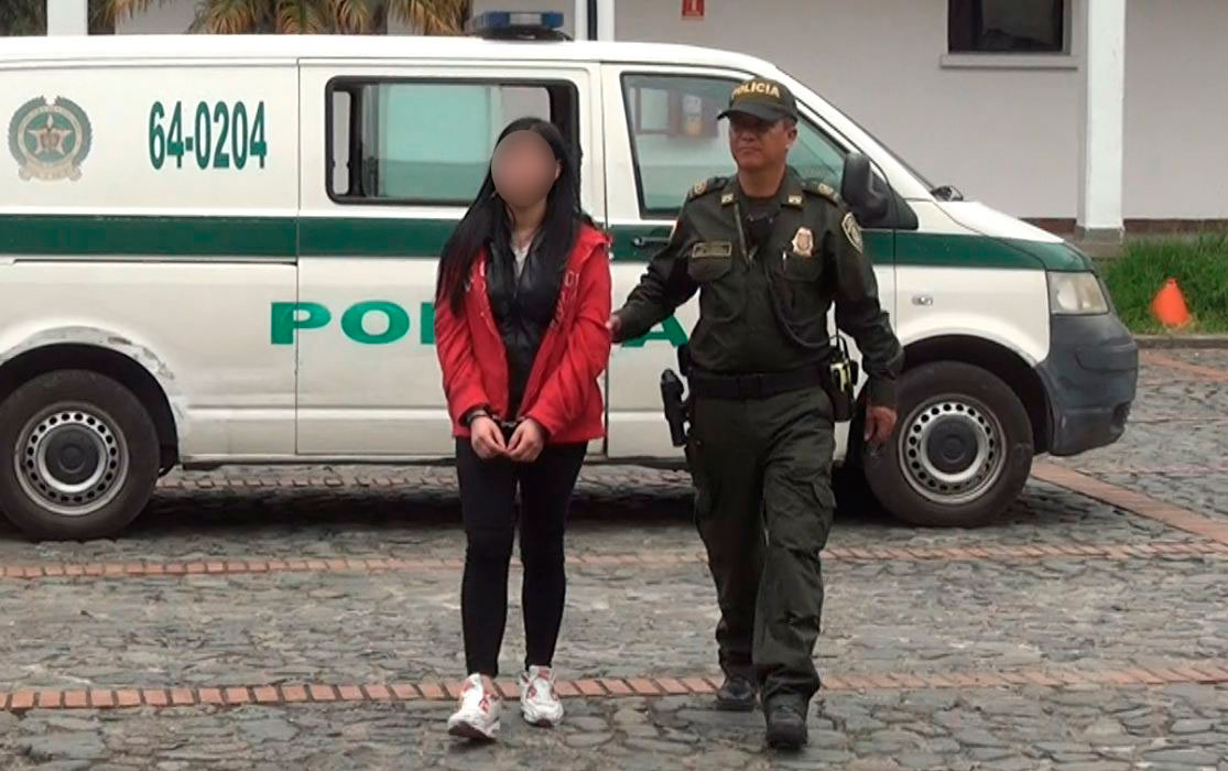  Gracias a esa labor, a la mujer le fueron hallados varios paquetes de pastillas de droga sintética tipo Anfetaminas de diferentes colores.