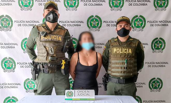 Policías custodian a mujer capturada en Itagüí
