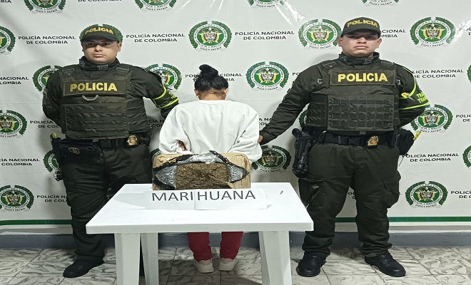 La mujer tenía un paquete con marihuana