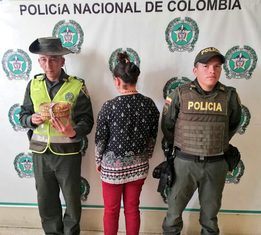 Capturada mujer que transportaba una serpiente junto a su hijo de 2 años 