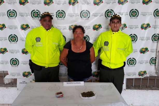 Capturada-mujer-en-posesión-de-alucinógenos
