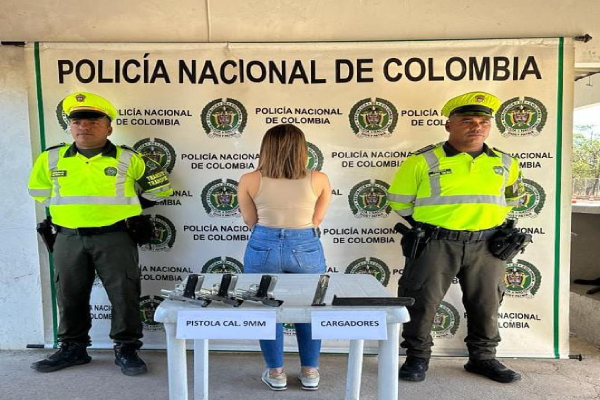 Sorprenden a una femenina transportando tres pistolas dentro de un bus de servicio interdepartamental 