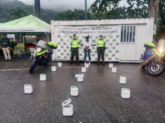 Persona capturada-policías custodiando