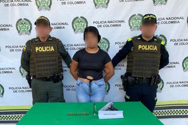 Persona capturada-policías custodiando