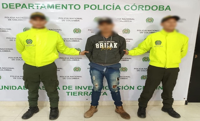Persona capturada-policías custodiando