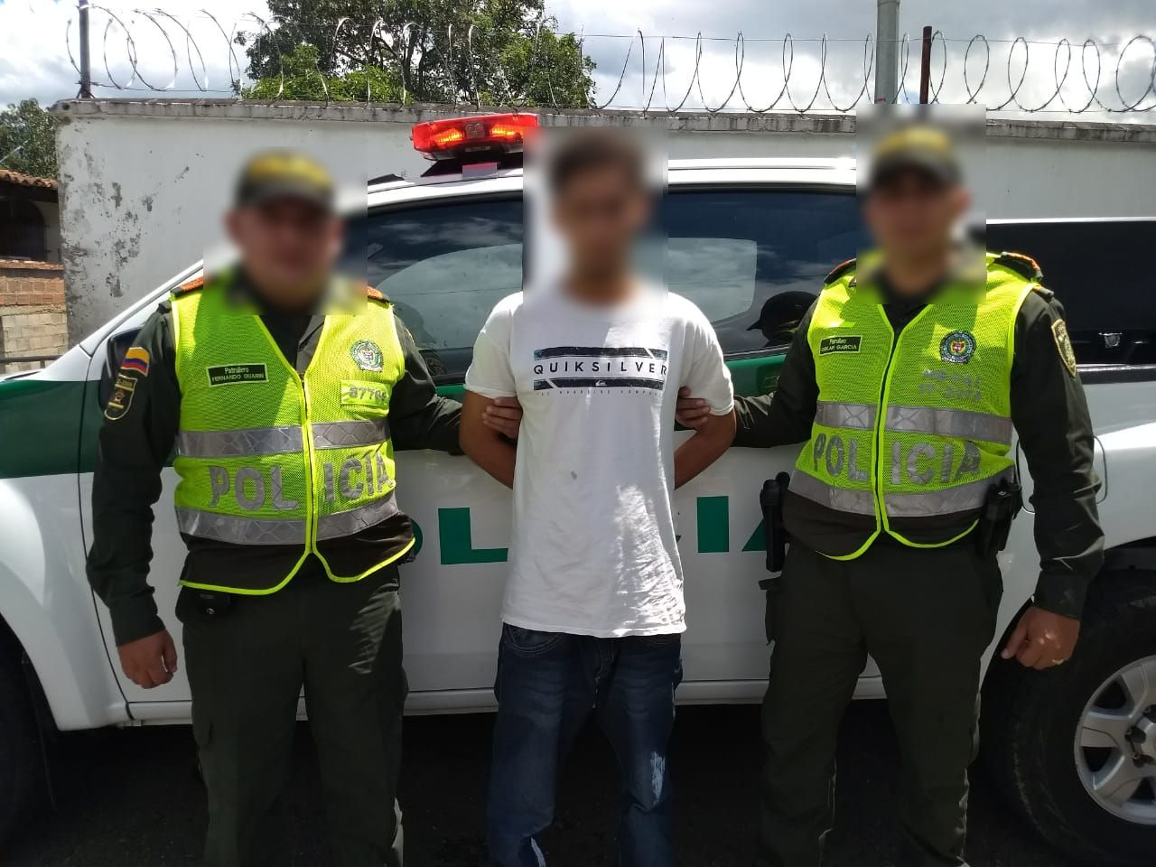 Policías del cuadrante custodian a capturado en la estación de Policía San Javier