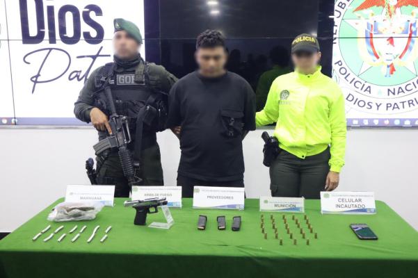 Se le halló en su poder un arma de fuego marihuana y 59 cartuchos calibre 9 mm.