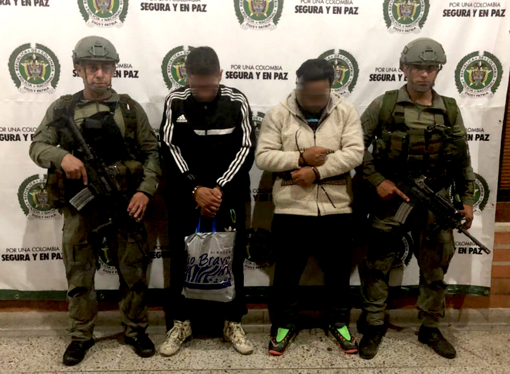 Policías custodian a capturados integrantes de banda delincuencial la 30