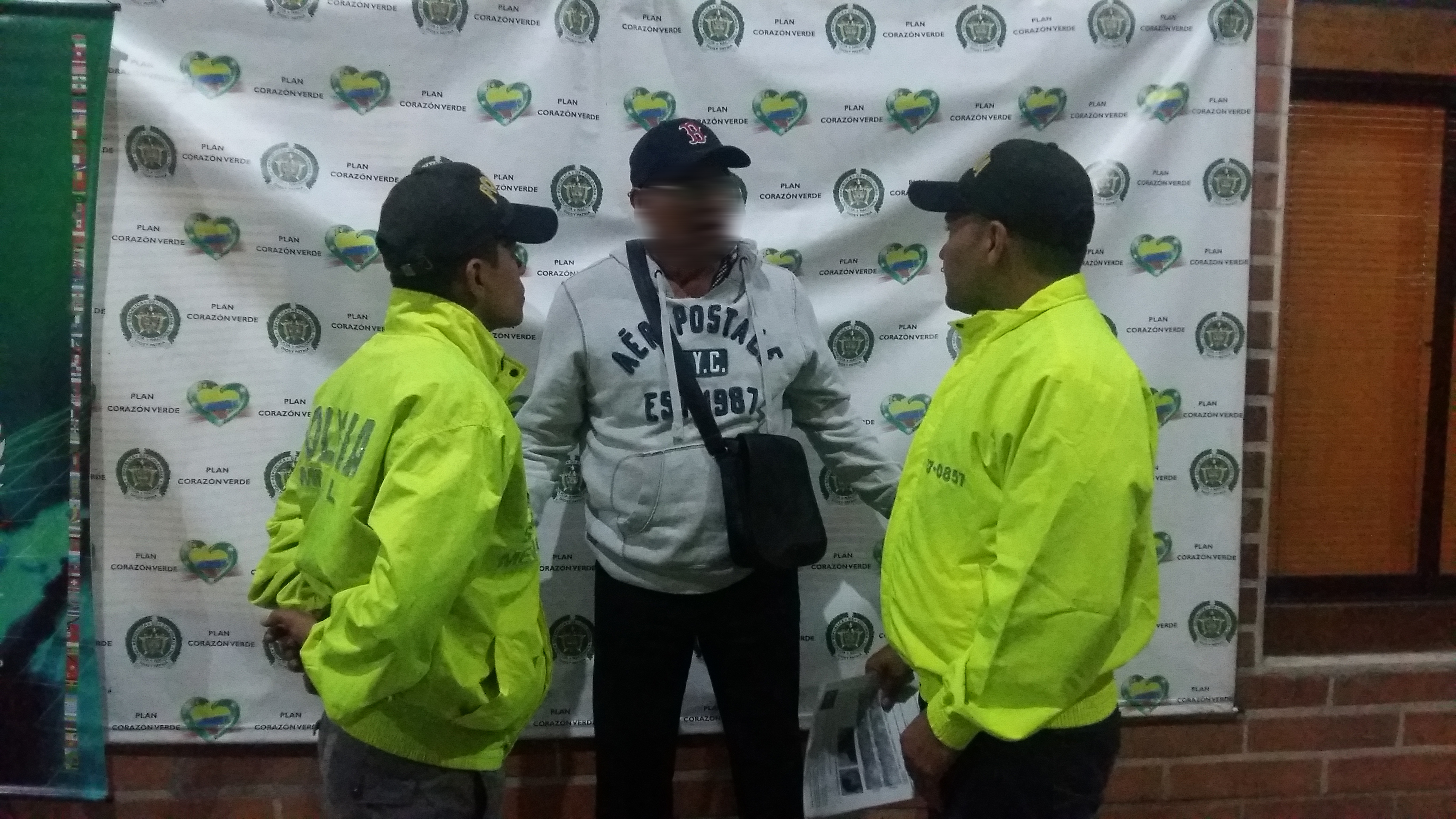 Dos policías de la Sijin Medellín dialogan con ciudadano mexicano capturado