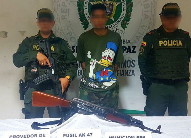 Policía del cuadrante custodian a hombre capturad con fusil en comuna trece de Medellín