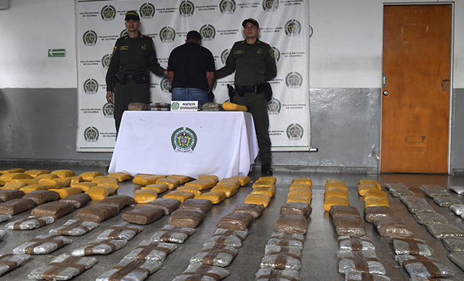 Policías del cuadrante custodian a capturado con sustancias estupefacientes en Medellín