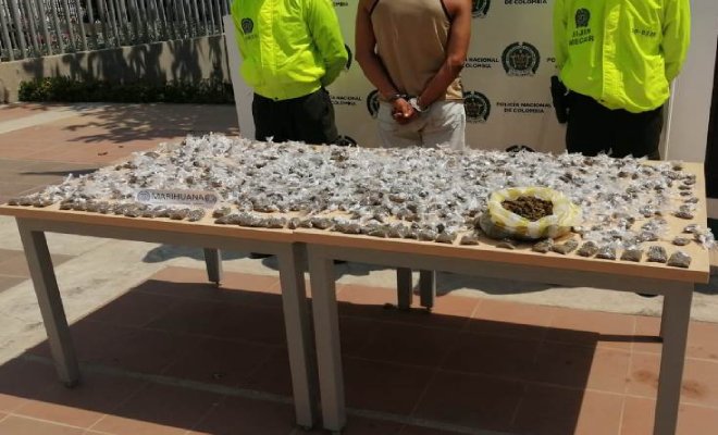 1 persona capturada-policías custodiando