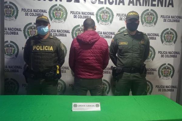 persona capturada- policias custodiando