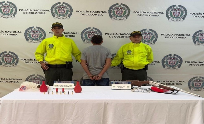 El hombre fue sorprendido con dos armas de fuego y munición