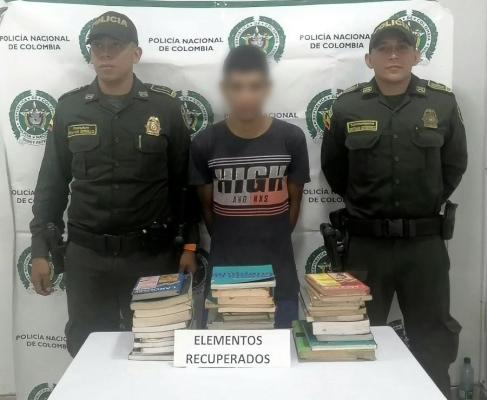 Capturado en flagrancia por el presunto hurto en biblioteca pública.