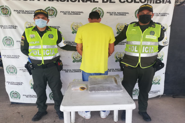 Persona capturada-policías custodiando