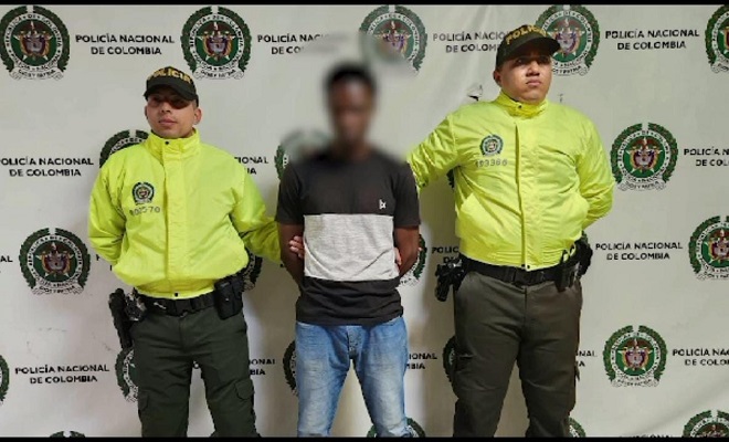 Personas capturadas-policías custodiando