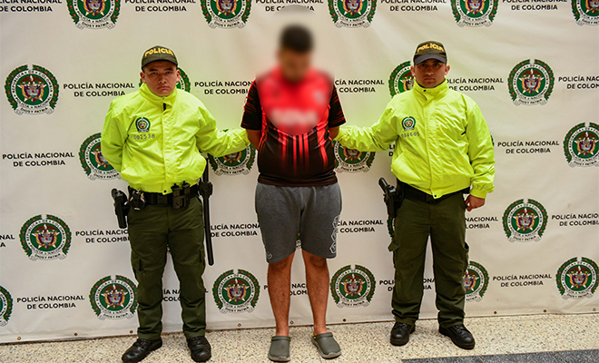Policías custodian a sujeto capturado por hurto en Medellín