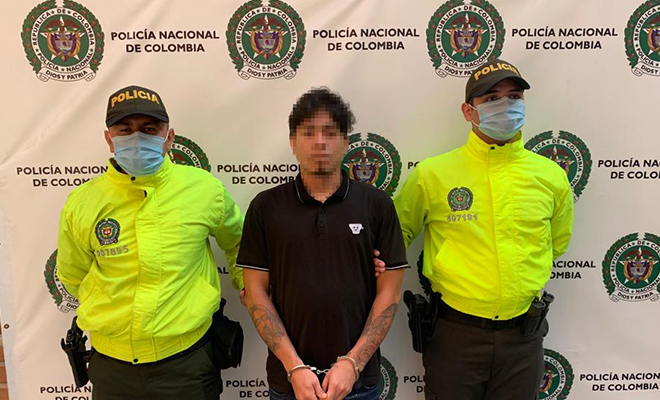 Policías custodian a capturado por hurtos múltiples en Medellín