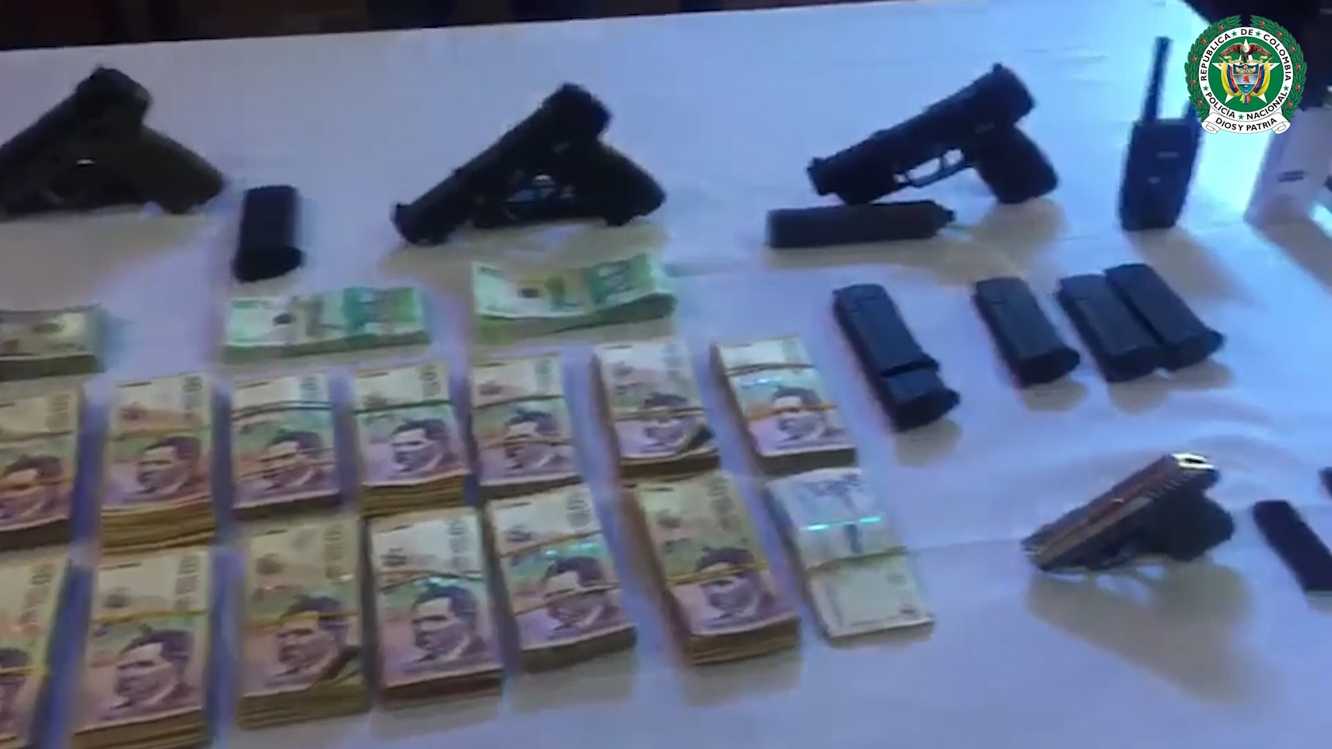 Dinero, armas, proveedores incautados a "tom" cabecilla de la "oficina"