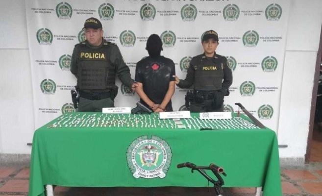 hombre capturado con 450 dosis de estupefacientes, una pistola y dos cuchillos